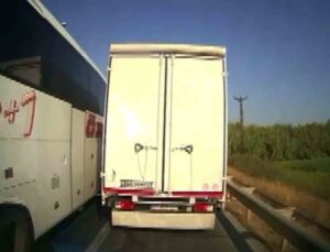 Antalya’da kural tanımayan sürücüler ambulansa geçit vermedi