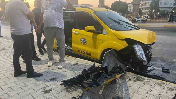 Antalya’da ticari taksi ile otomobil çarpıştı: 5’i turist 7 yaralı