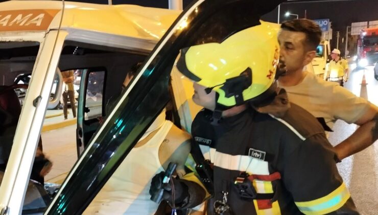 Araçta sıkışan sürücüyü itfaiye kurtardı