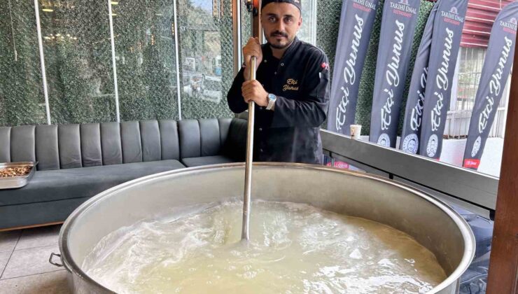 Asırlardır süren geleneği devam ettiren esnaf 5 bin kişiye aşure dağıttı