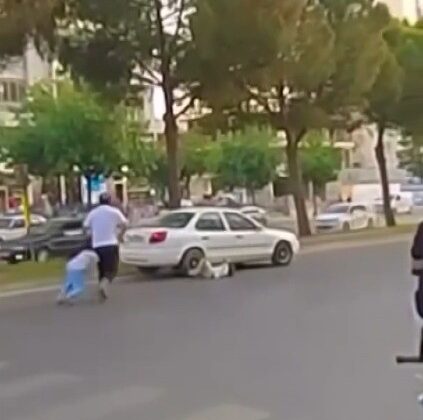 Babalarıyla yolun karşısına geçen çocuklara otomobil çarptı: O anlar kamerada