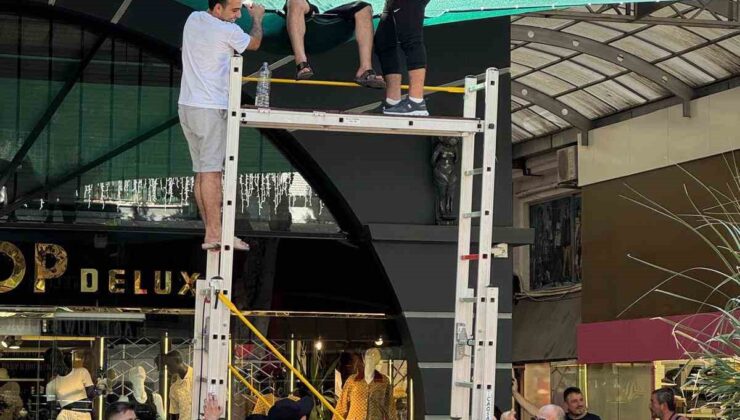 Balkondan düştü, tente hayatını kurtardı