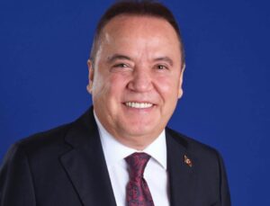 Böcek’ten belediye çalışanlarına: “Antalya için çalışmaya devam edin. Hiçbir eksik bırakmayın”