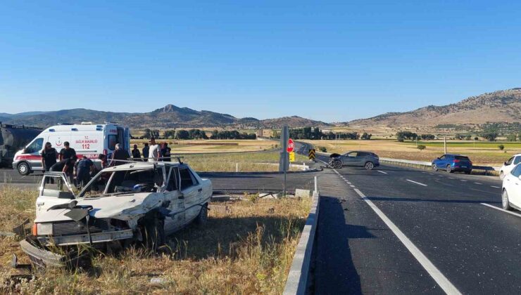 Burdur-Fethiye yolunda 2 otomobil çarpıştı: 2 yaralı
