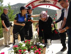 Burdur’da 15 Temmuz şehidi ve terörle mücadele şehidi mezarı başında anıldı