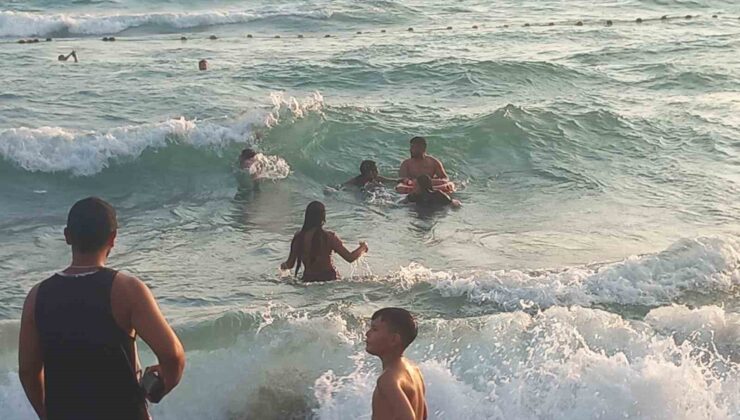 Denizde akıntıya kapılan 3 kız çocuğunun ölümle, yaşam arasındaki mücadele anları kamerada