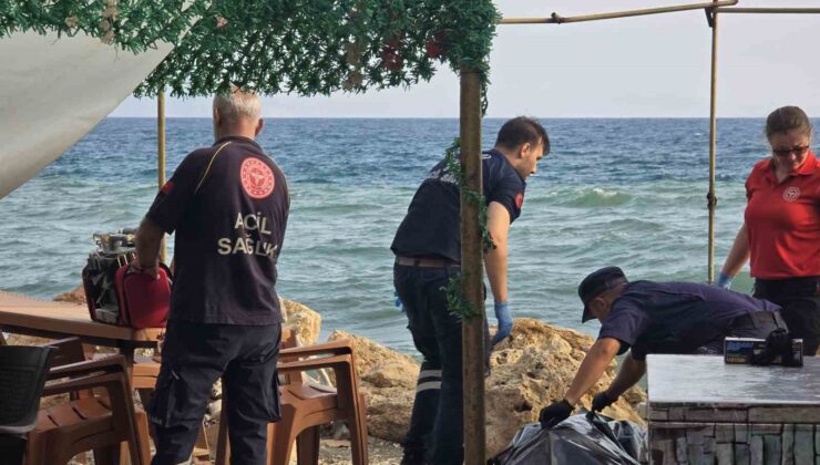 Denize giren 79 yaşındaki yaşlı adamın cansız bedenini kayalıklara savruldu