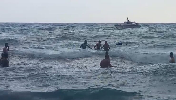 Denize giren yabancı uyruklu şahsın boğulma tehlikesi yaşadığı anlar kamerada
