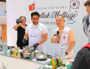 Deprem bölgesinde dostluk yemeği