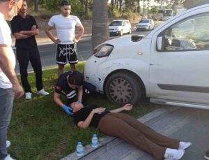 Direksiyon hakimiyetini kaybeden sürücü palmiyeye çarptı