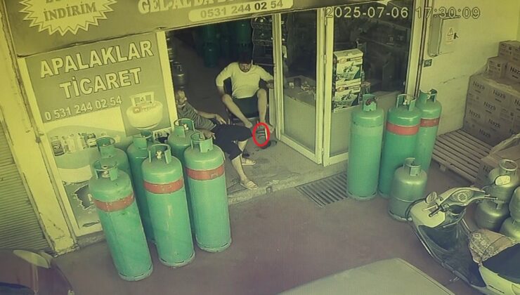 Dükkana giren yılan, esnafı sokağa fırlattı