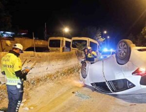 Duvara ve başka bir araca çarpıp takla attı, araçtan çıkıp kayıplara karıştı