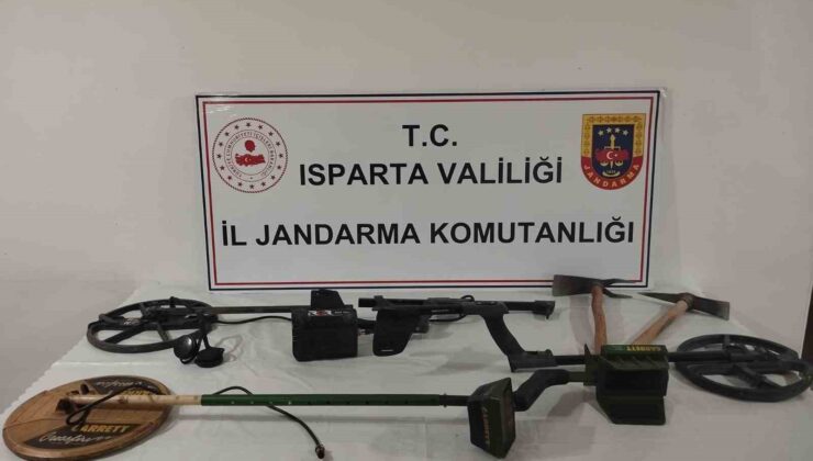 Eğirdir’de şüphelenilen 4 kişiden kazma ve dedektörler ele geçirildi