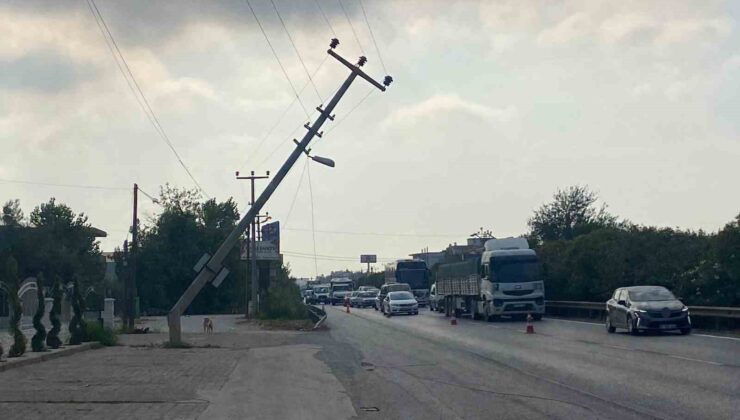 Elektrik direğine çarpan tır, trafiği tehlikeye soktu
