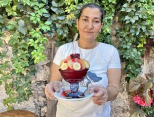 Eşinin iş kazası geçirmesiyle hayatı değişen kadın, 450 yıllık külliyede serinleten lezzet bici biciyle hayata tutundu