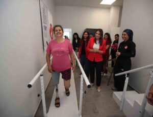 Esra Masatlı, Engelli Sosyal Girişimcilik Merkezi’nde tedavi olan vatandaşlarla bir araya geldi