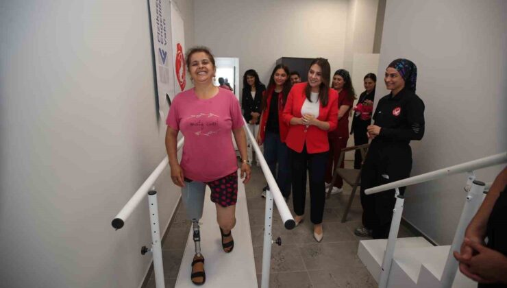 Esra Masatlı, Engelli Sosyal Girişimcilik Merkezi’nde tedavi olan vatandaşlarla bir araya geldi