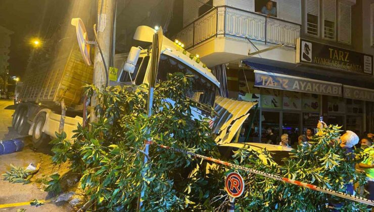 Freni boşalan tır park halindeki 2 otomobile çarparak durabildi