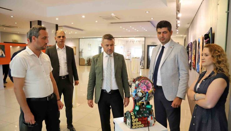 Geri dönüşüm ve sanat el ele verdi: Atıktan Sanata Sergisi açıldı