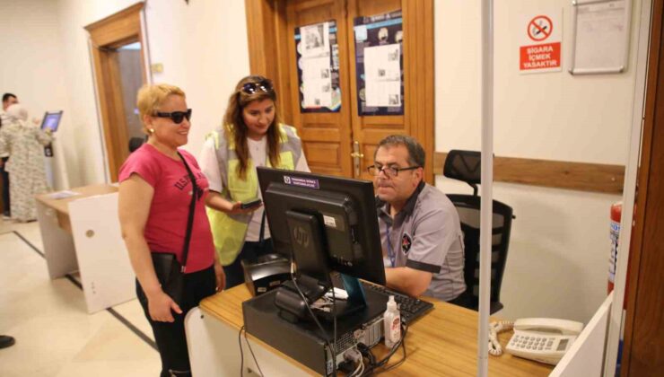 Görme engelli kadını kimlik yenilemeye HBB ekipleri götürdü