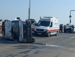 Hasta taşıyan ambulans kaza yaptı, 2 sağlık görevlisi yaralandı
