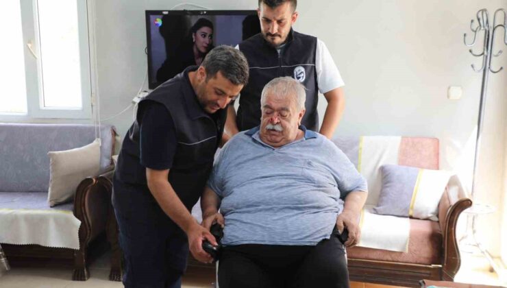 Hatay Büyükşehir Belediyesi’nden 2 engelli vatandaşa tekerlekli sandalye desteği