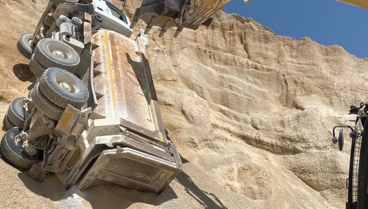 Hatay’da kum ocağında çalışan kamyon devrildi: 1 yaralı