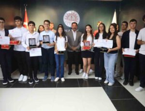 Hatay’da LGS ve YKS’de başarı elde eden öğrenciler depremzede vatandaşları gururlandırdılar