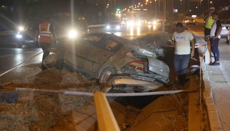 Hatay’da otomobil aydınlatma direğine çarptı: 4 yaralı
