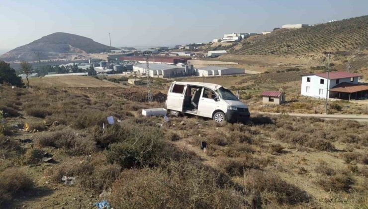 Hatay’da şarampole devrilen minibüsün sürücüsü yaralandı