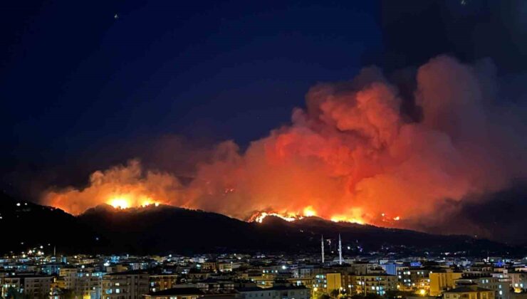 Hatay’daki orman yangınında alevler gökyüzünü aydınlattı