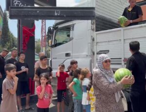 Hayırsever esnaf, 20 ton karpuzu 1 saat içinde vatandaşlara bedava dağıtarak bitirdi