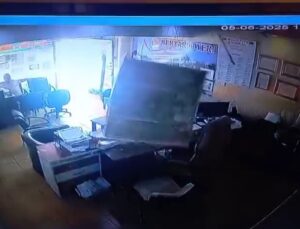 İş yerinin tavanının çökmesiyle neye uğradıklarını şaşırdılar