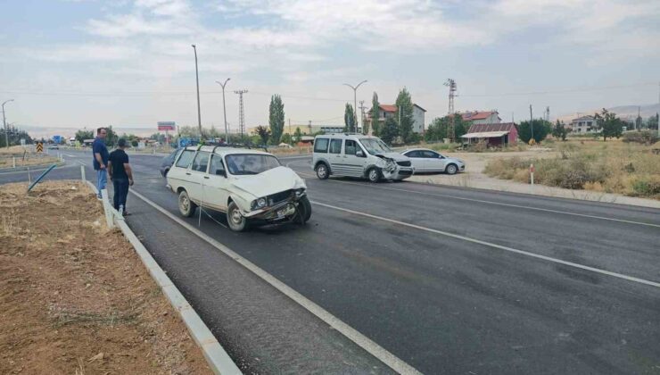 Isparta’da iki otomobil kavşakta çarpıştı: 3 yaralı
