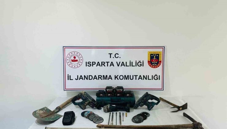 Isparta’da izinsiz kazıya jandarma baskını: 4 kişi suçüstü yakalandı