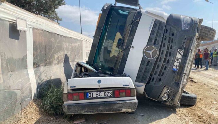 Kamyonun üzerine devrilmesiyle hurdaya dönen Tofaş’ta kimsenin olmaması faciayı önledi