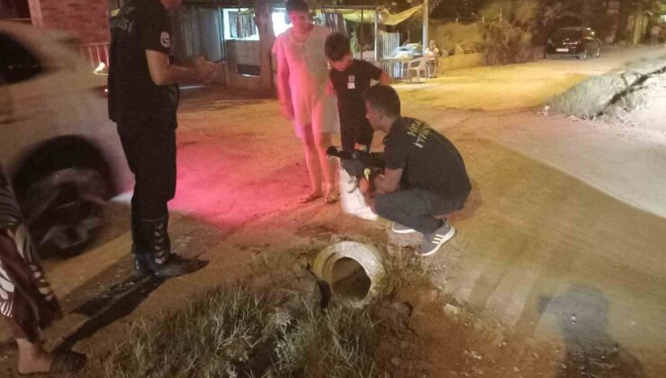Kanalizasyon borusuna sıkışan yavru köpeği itfaiye kurtardı