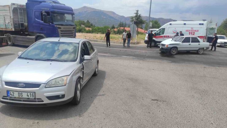 Kavşakta iki otomobil çarpıştı: 4 yaralı
