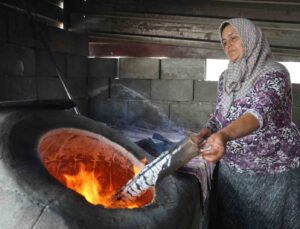 Kavurucu sıcakta kadınların tandır başında zorlu mesaisi
