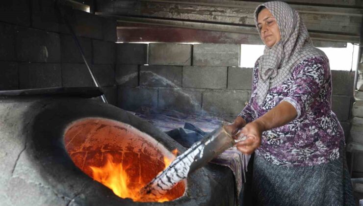 Kavurucu sıcakta kadınların tandır başında zorlu mesaisi