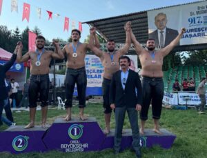 Kemer Belediyesi güreşçileri kürsüye çıktı