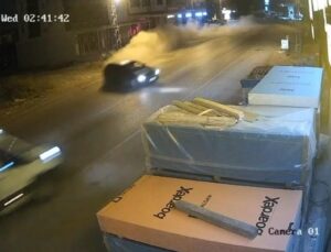Kontrolünü kaybeden otomobil sürücüsü kamyonetle kafa kafaya çarpıştı