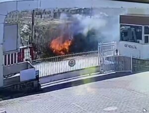 Kopan elektrik kablosu saman balyalarını küle çevirdi, o anlar güvenlik kamerasına yansıdı