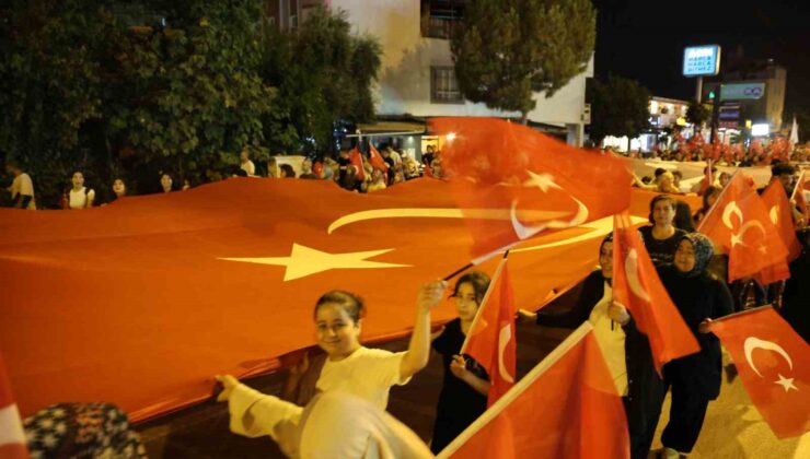 Kozanlılar Türk bayraklarıyla şehitleri andı