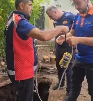 Kuyuya düşen yavru kediyi itfaiye personeli, oksijen tüpü kullanarak kurtardı