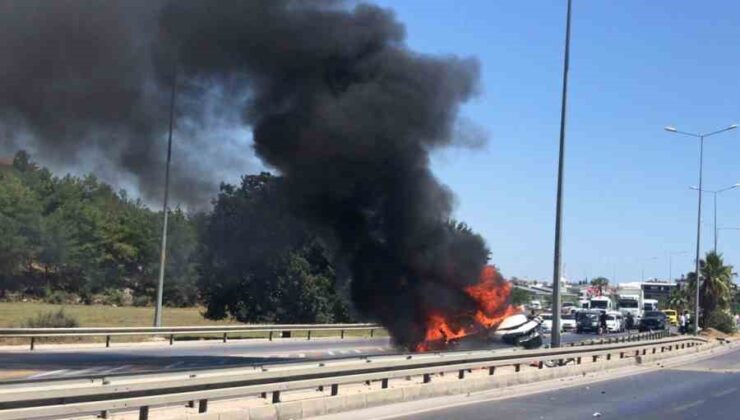 Manavgat’ta bariyerlere çarpan otomobil alev aldı: 2 yaralı