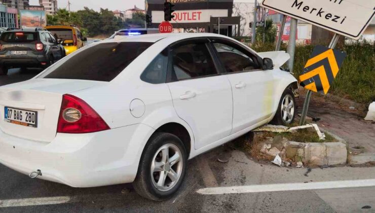 Manavgat’ta iki otomobil kavşakta çarpıştı: 1 yaralı