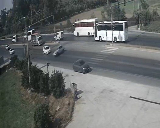 Manavgat’ta otomobilin U dönüşü sonrası kaza anı kamerada