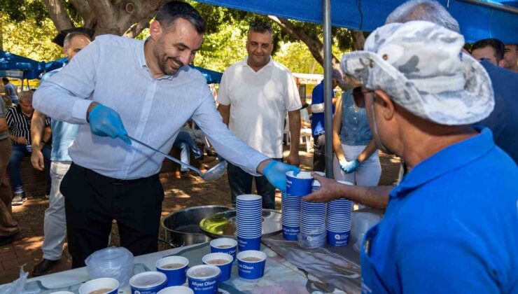 Manavgat’ta vatandaşlara aşure ikram edildi