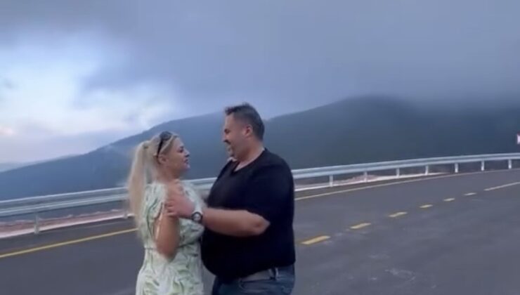 Manzarasıyla mest eden yolda ilgi odağı olan dans